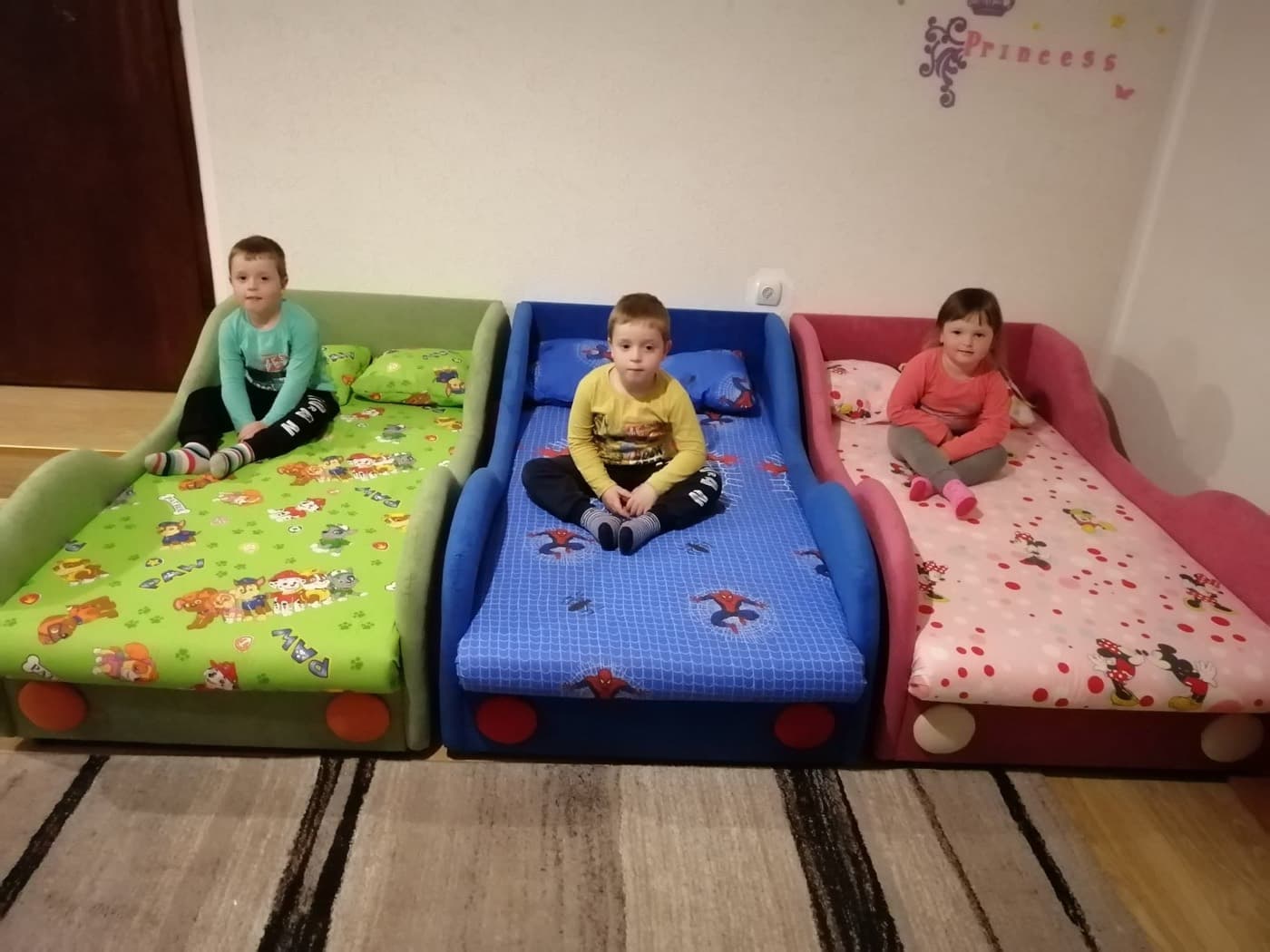 Deca u svojim krevetima u dečjoj sobi