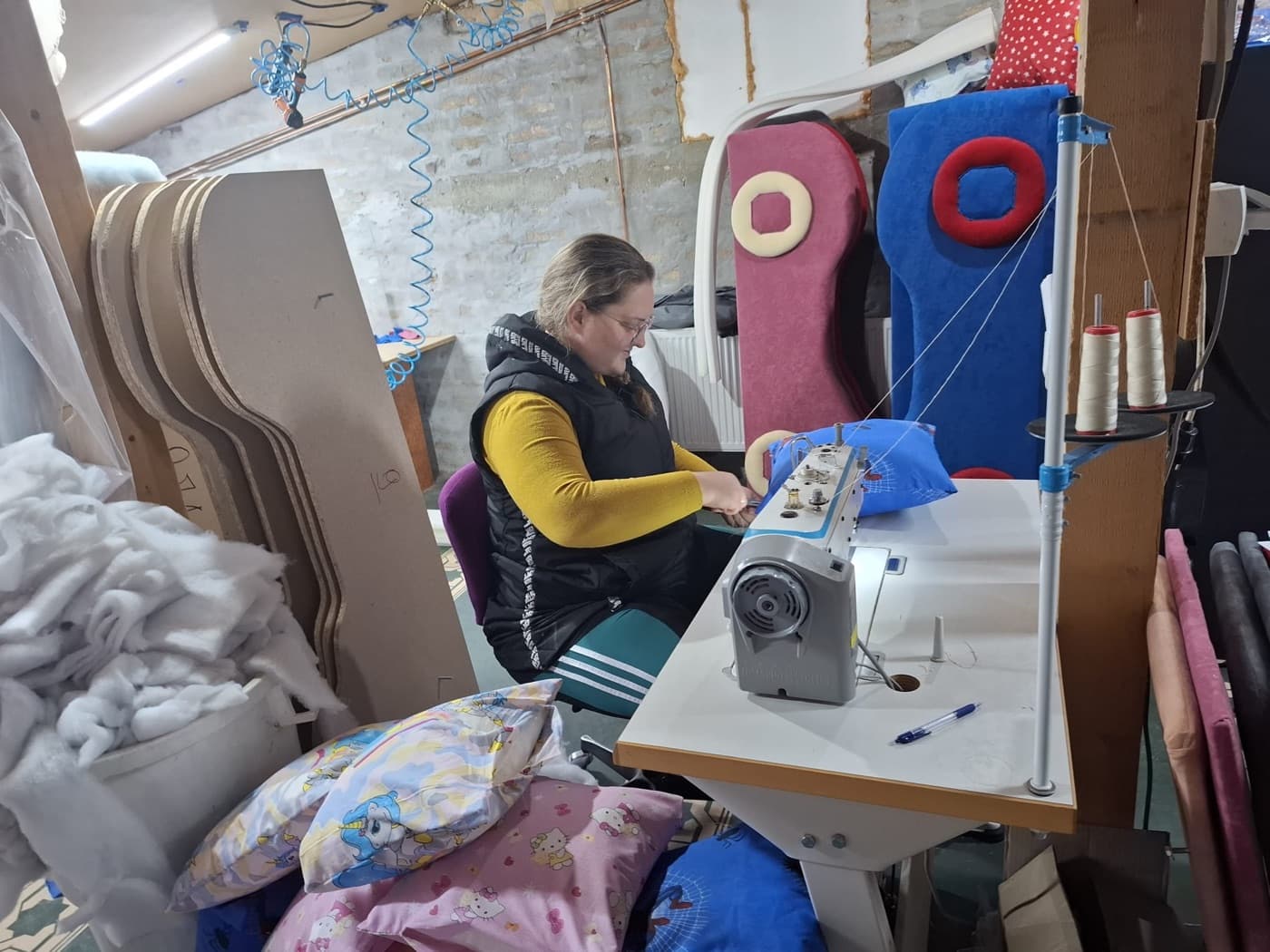 Jelena šije presvlaku za krevet